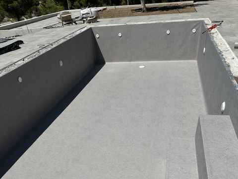 Γκρι liner τοποθετημένο σε πισίνα με σκαλοπάτια