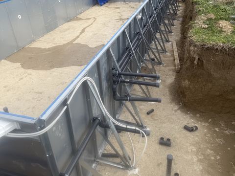 Μακρόστενη πισίνα από μεταλλικά πάνελ