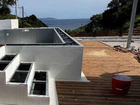 Μικρή υπερυψωμένη πισίνα προκάτ σε ξύλινο deck με θέα στη θάλασσα