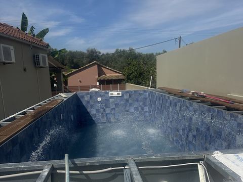 Πισίνα με liner ψηφίδα ενώ γεμίζει με νερό