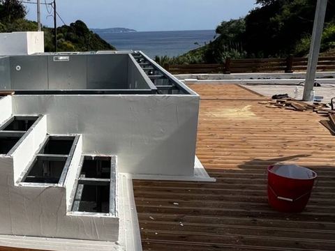 Μικρή υπερυψωμένη πισίνα με θέα στη θάλασσα